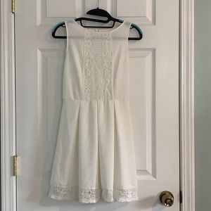 White sleeveless dress with lace (Small)